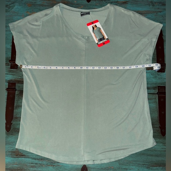 32 Degrees Cool NWT Women's V-Neck Short Sleeve Top - Medium - Picture 1 of 8